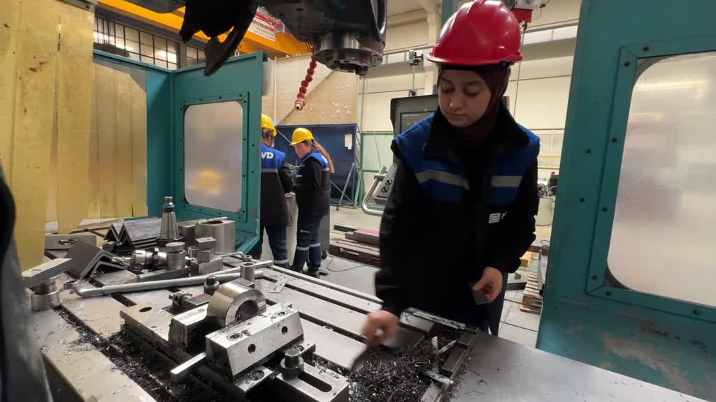 Konya'da meslek edindirme kursuna katılan kadınlar, makine üreten fabrikanın vasıflı işçileri oldu