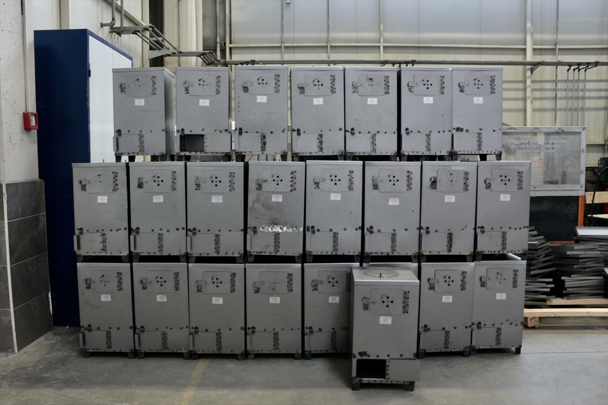 Konya'da meslek liseliler depremzedeler için soba ve telefon şarj istasyonu üretiyor