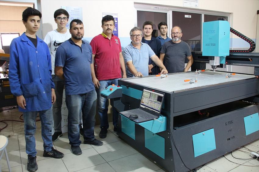 Konya'da meslek lisesi öğrencileri okullarında CNC makinesi üretti
