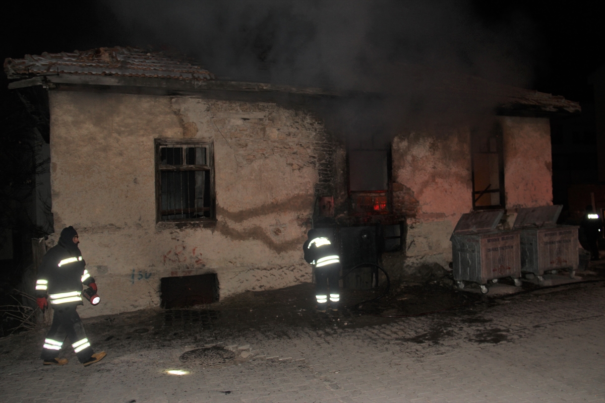 Konya'da metruk evde çıkan yangın söndürüldü