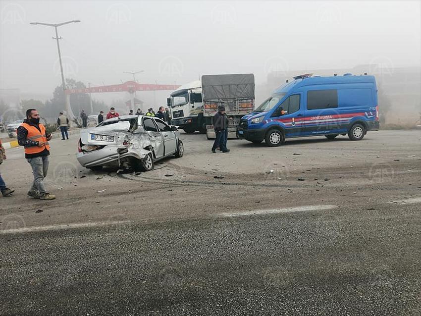 Konya'da meydana gelen zincirleme trafik kazasında 7 araçta hasar oluştu