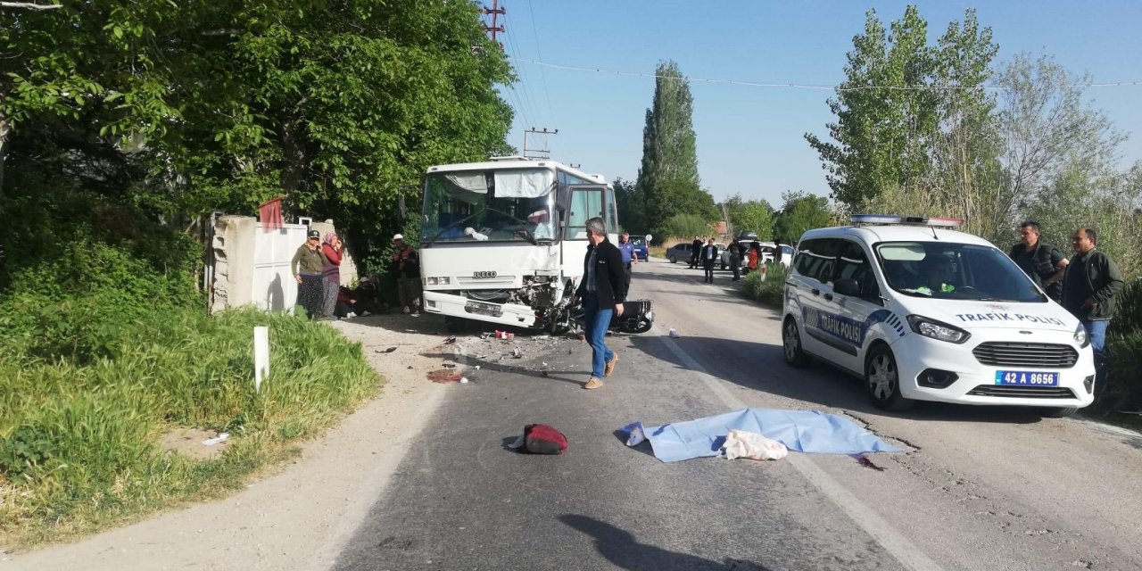 Konya'da midibüs ile motosiklet çarpıştı 2 kişi öldü