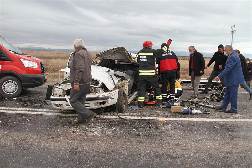 Konya'da midibüsü ile otomobil çarpıştı: 2 yaralı