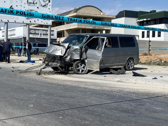 Konya'da Minibüs ile TIR Çarpıştı: 1 Ölü, 4 Yaralı