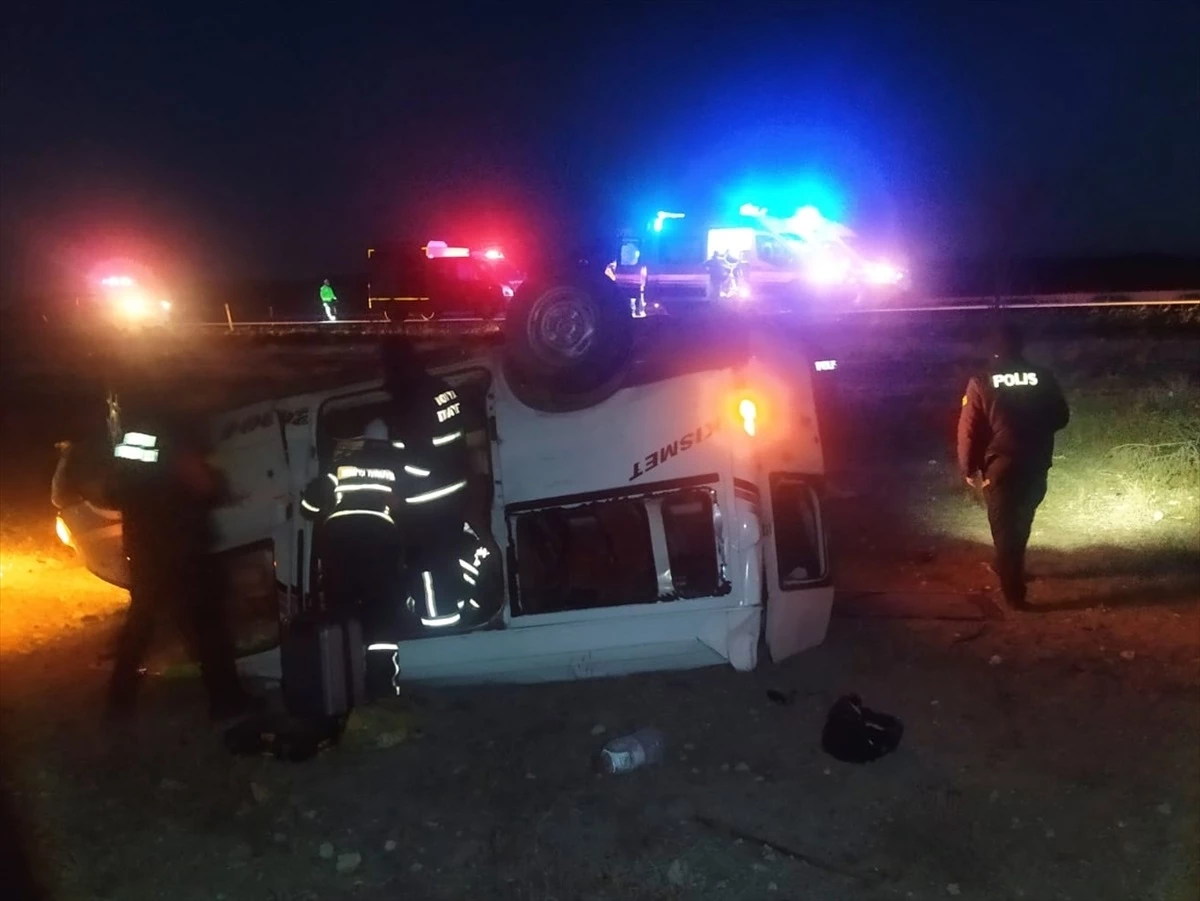 Konya'da minibüs şarampole devrildi, 6 kişi yaralandı