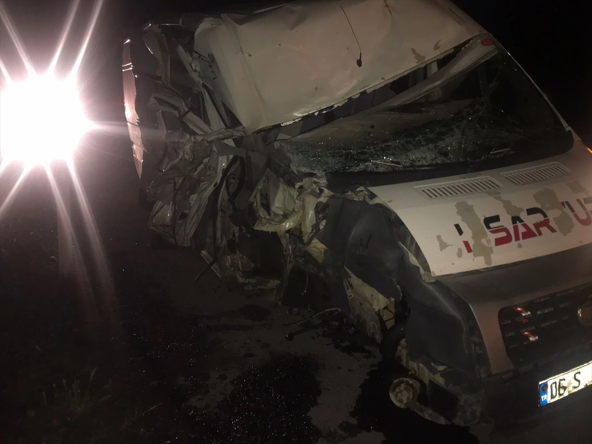 Konya'da minibüs tıra çarptı, 2 kişi yaralandı