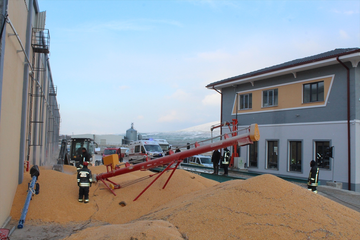 Konya'da mısır silosuna düşen işçi hayatını kaybetti
