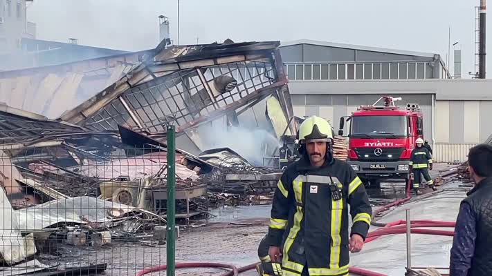Konya'da mobilya fabrikasında çıkan yangın söndürüldü