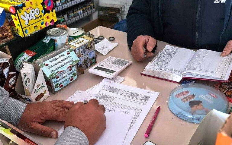 Konya'da MÜSİAD üyeleri bakkalların borç defterini kapattı