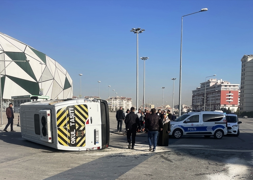 Konya'da öğrenci servisi ile otomobilin çarpıştığı kazada 17 kişi yaralandı