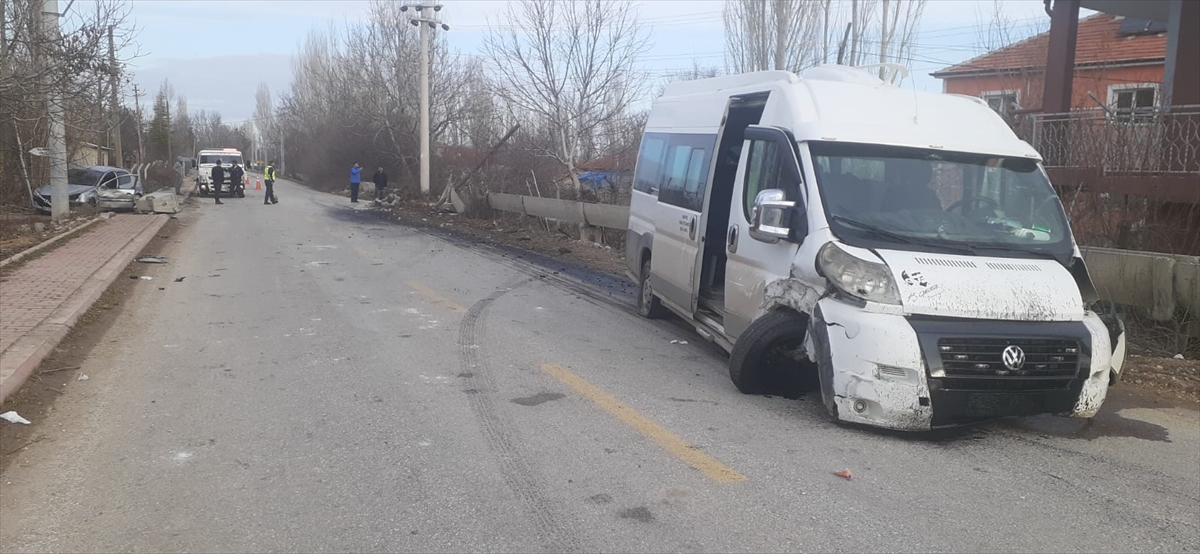 Konya'da öğrenci servisiyle otomobilin çarpışması sonucu 14 kişi yaralandı