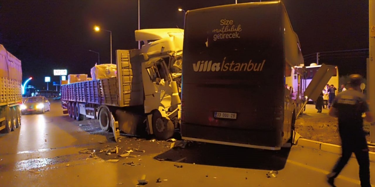 Konya’da otobüs ile TIR çarpıştı: 16 yaralı