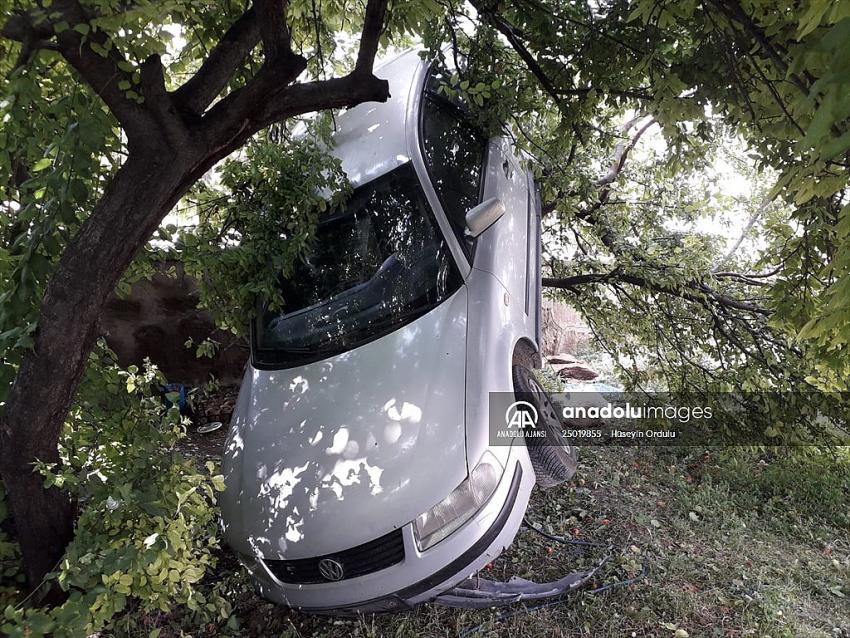 Konya'da otomobil ağaçta asılı kaldı