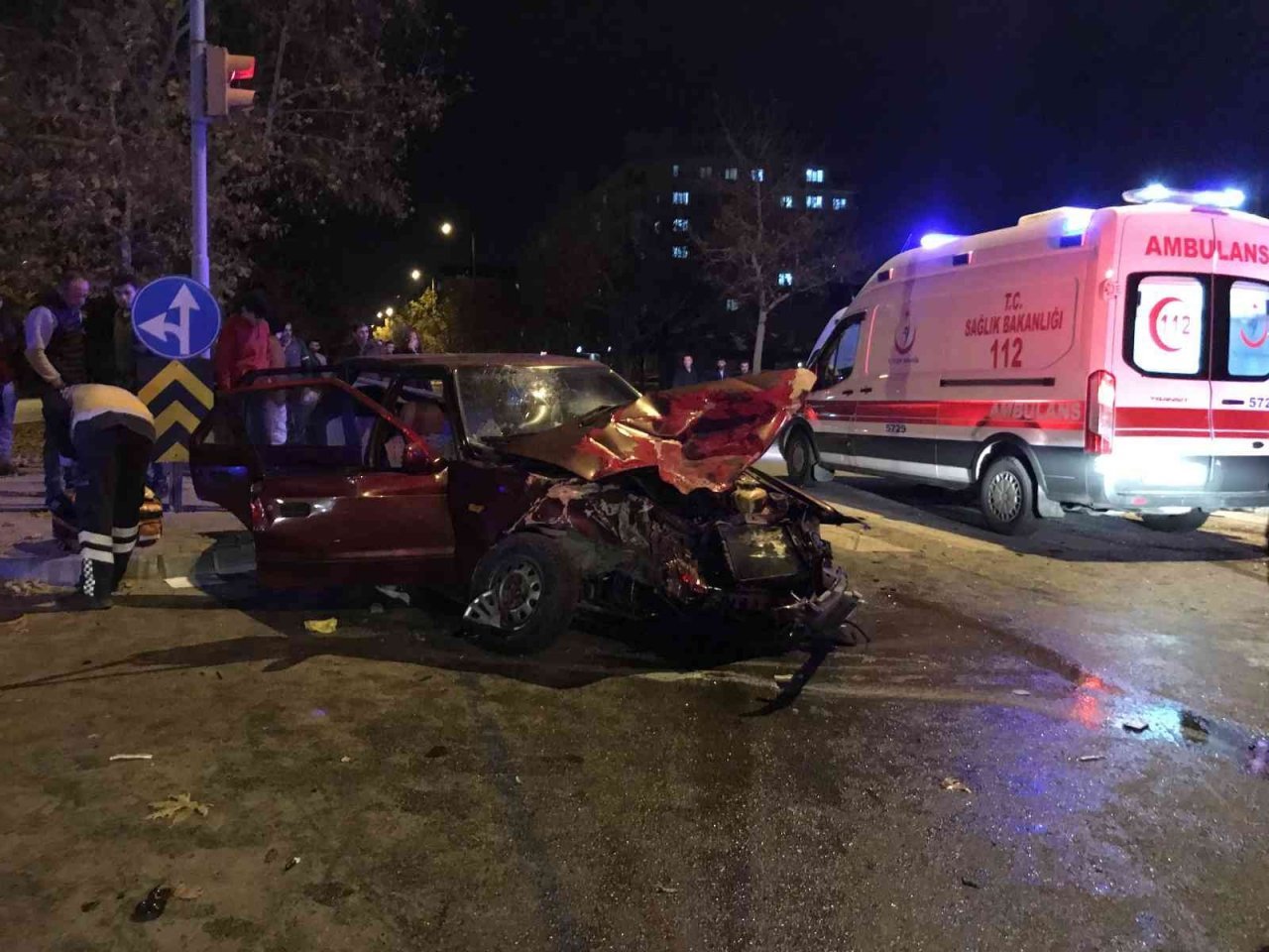 Konya'da otomobil ile ambulansın çarpıştığı kazada 8 kişi yaralandı