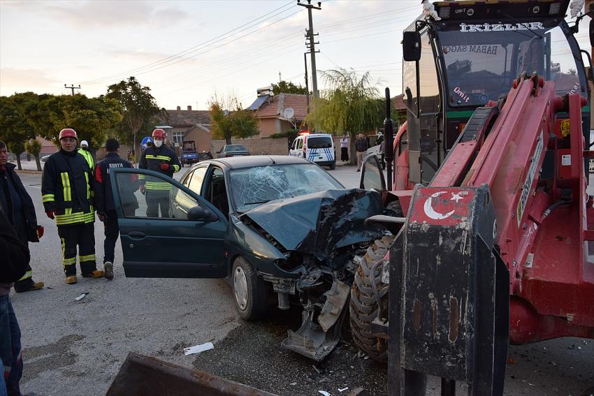 Konya'da otomobil ile iş makinesinin çarpışması sonucu 3 kişi yaralandı