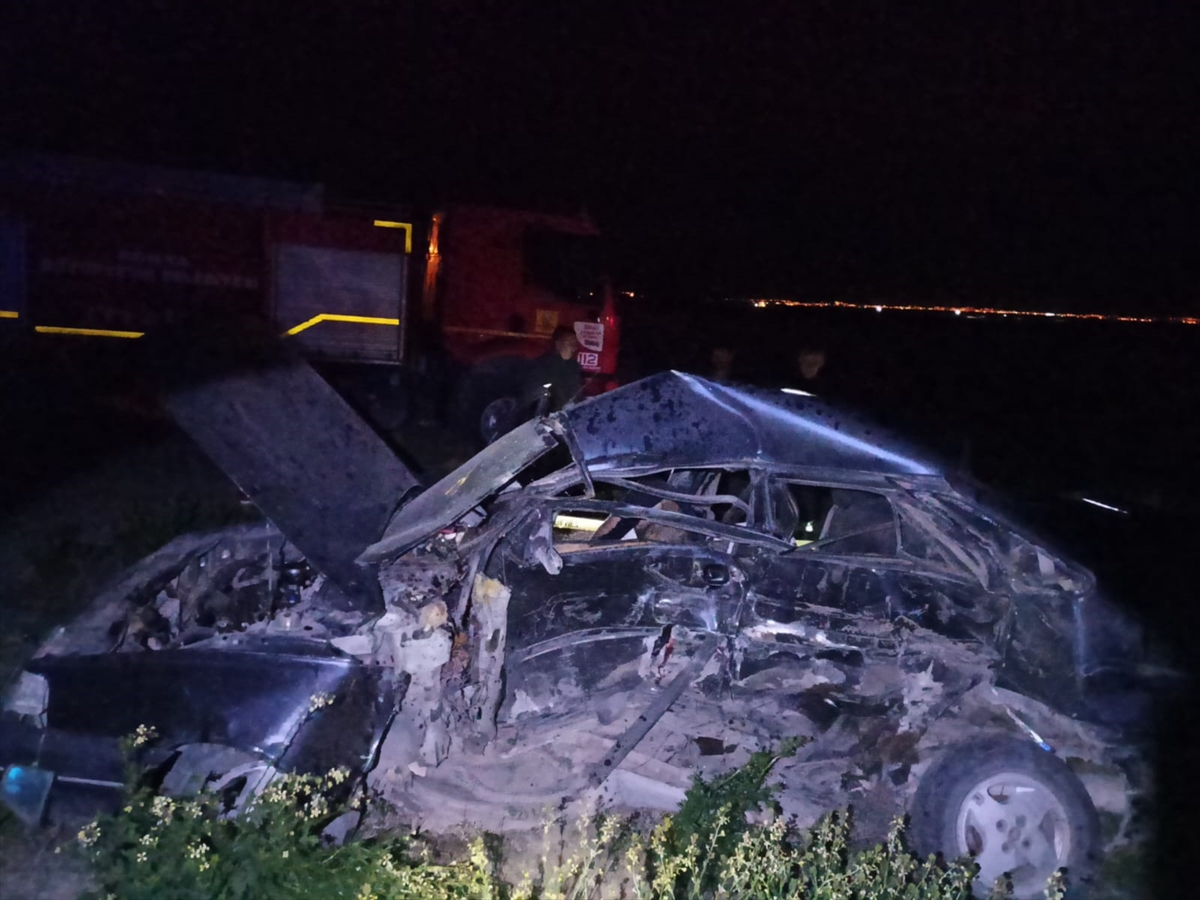 Konya'da otomobil ile kamyonetin çarpıştığı kazada 2 kişi öldü, 1 kişi yaralandı