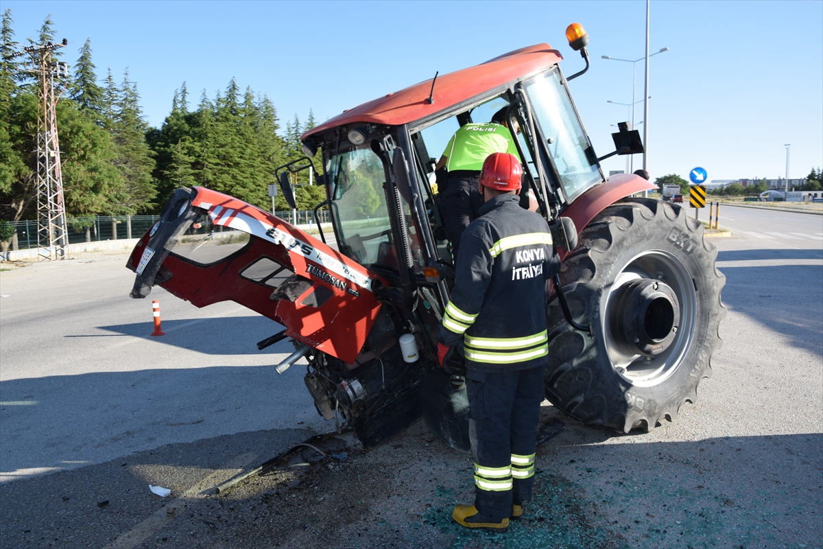 Konya’da otomobil ile traktörün çarpışması sonucu 3 kişi yaralandı