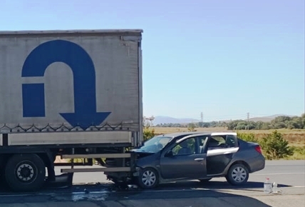 Konya'da otomobil tıra çarptı 4 kişi yaralandı