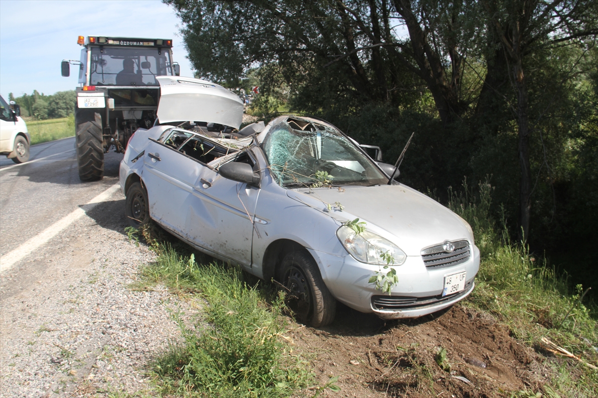 Konya'da otomobilin ağaca çarptığı kazada 2 kişi yaralandı