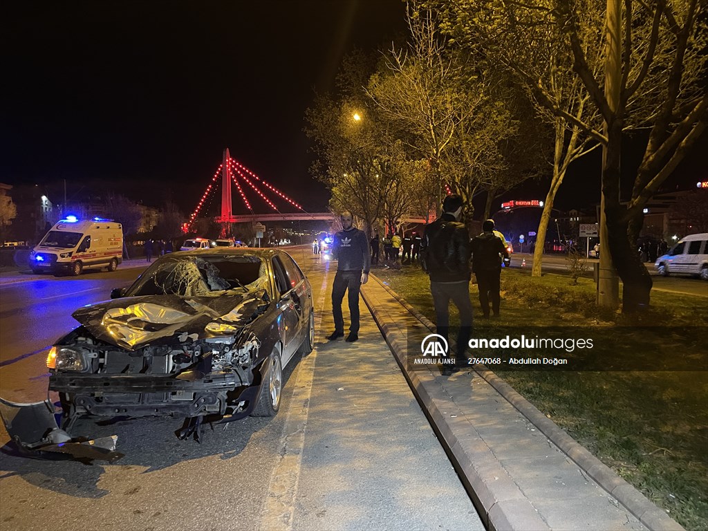 Konya'da otomobilin çarptığı iki genç hayatını kaybetti