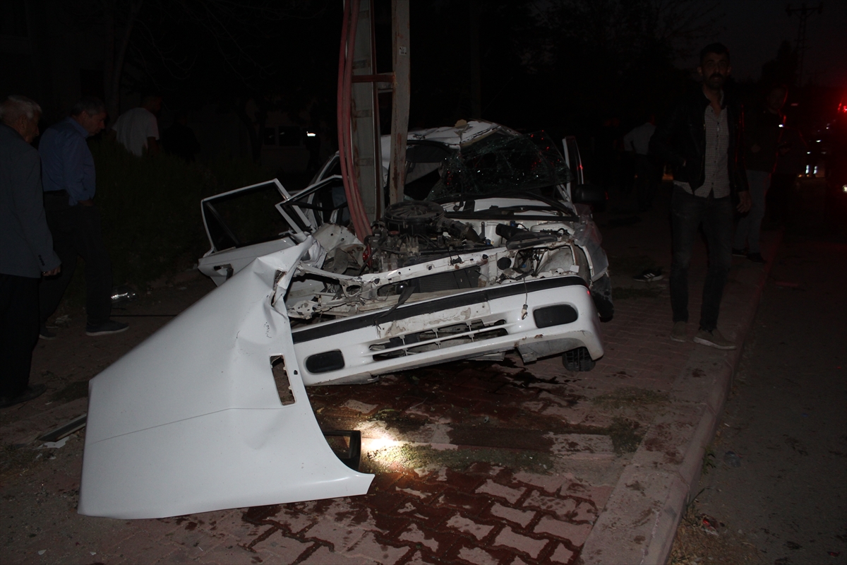 Konya'da otomobilin elektrik direğine çarptığı kazada 1 kişi öldü, 3 kişi yaralandı