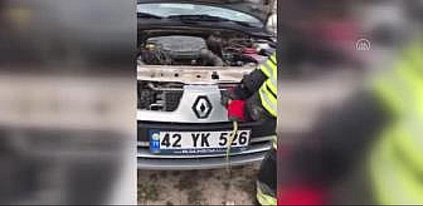 Konya'da otomobilin motoruna giren yılan, itfaiye ekiplerince çıkarıldı