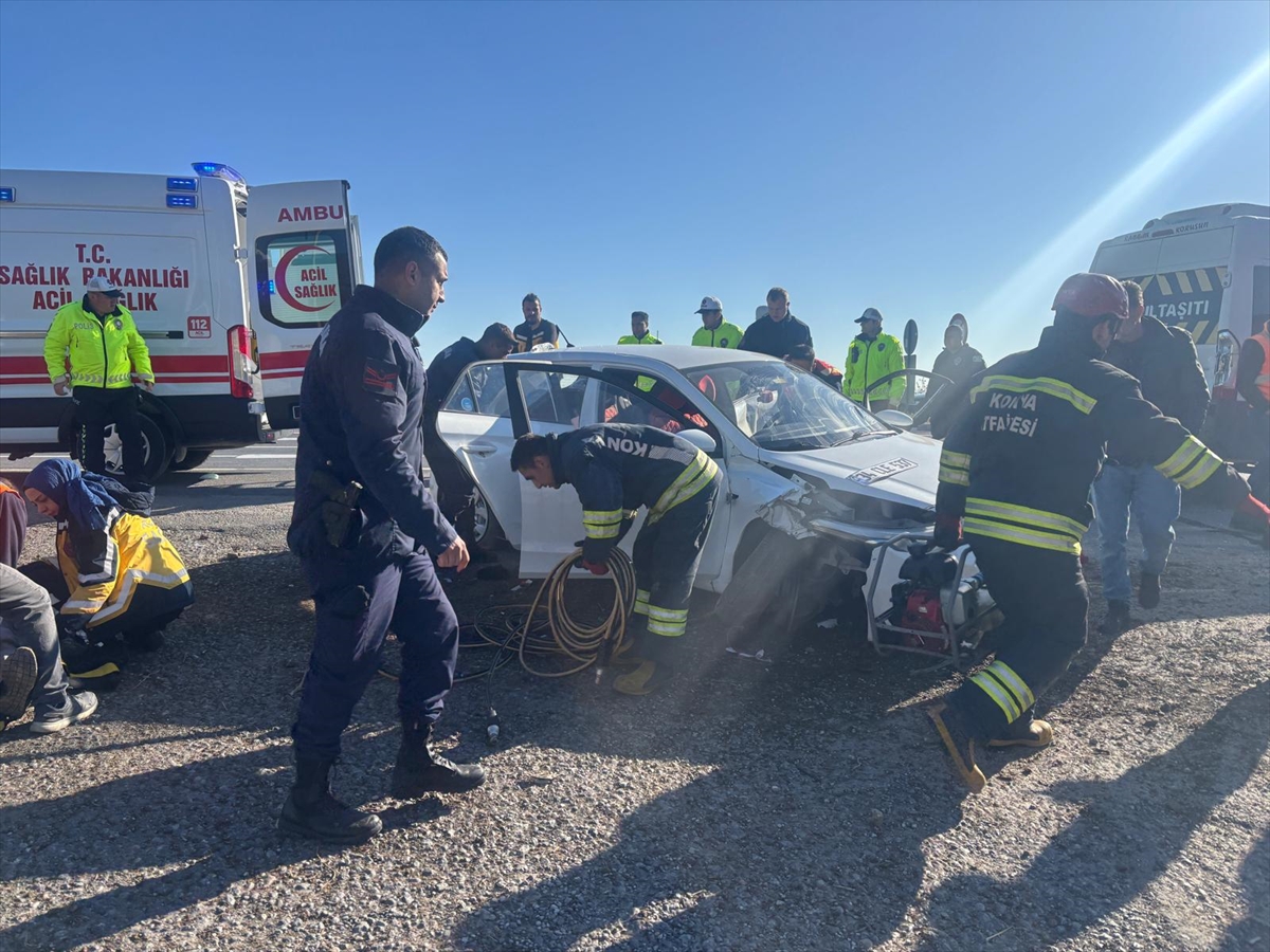 Konya'da otomobilin öğrenci servisine çarpmasıyla 5 kişi yaralandı