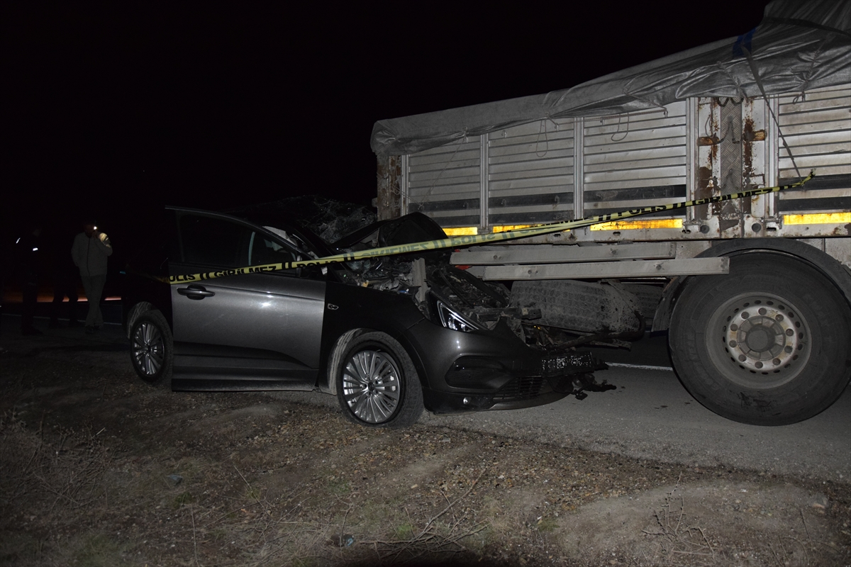 Konya'da otomobilin tıra çarptığı kazada 2 kişi yaralandı