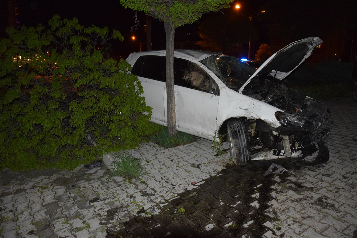 Konya'da otomobilin yayaya ve ağaca çarpması 3 kişi yaralandı
