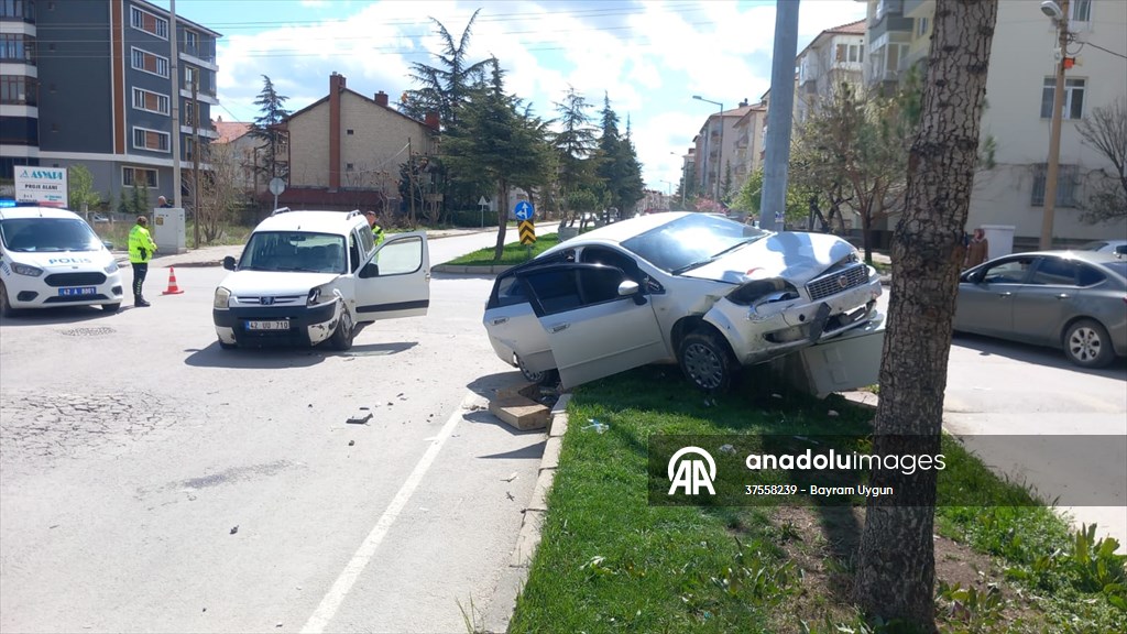 Konya'da otomobille kamyonetin çarpışması sonucu 5 kişi yaralandı