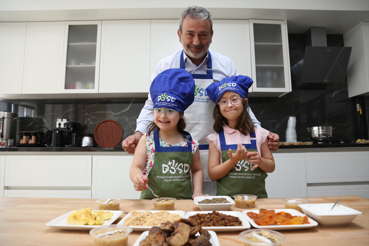 Konya'da özel çocuklar aşure hazırladı