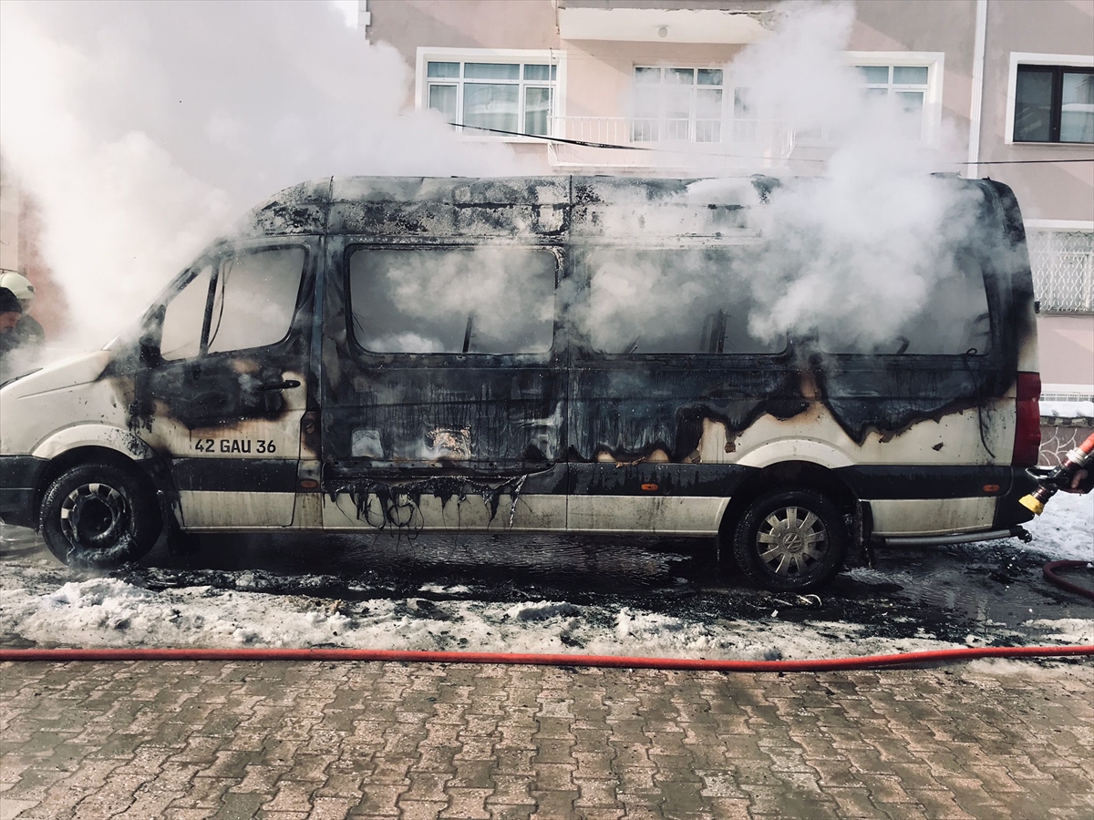 Konya'da park halindeki servis aracı yandı