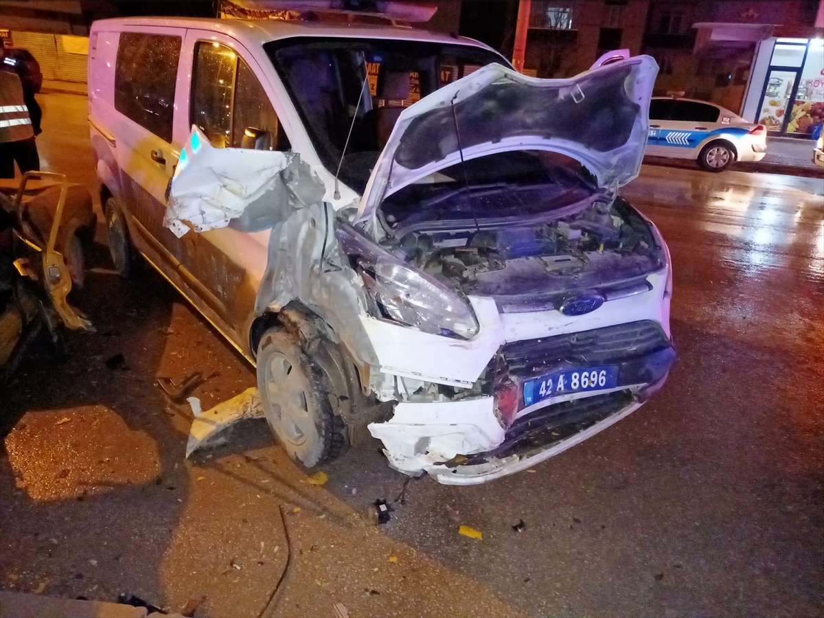 Konya'da polis aracı ile otomobilin çarpışması sonucu 4 kişi yaralandı