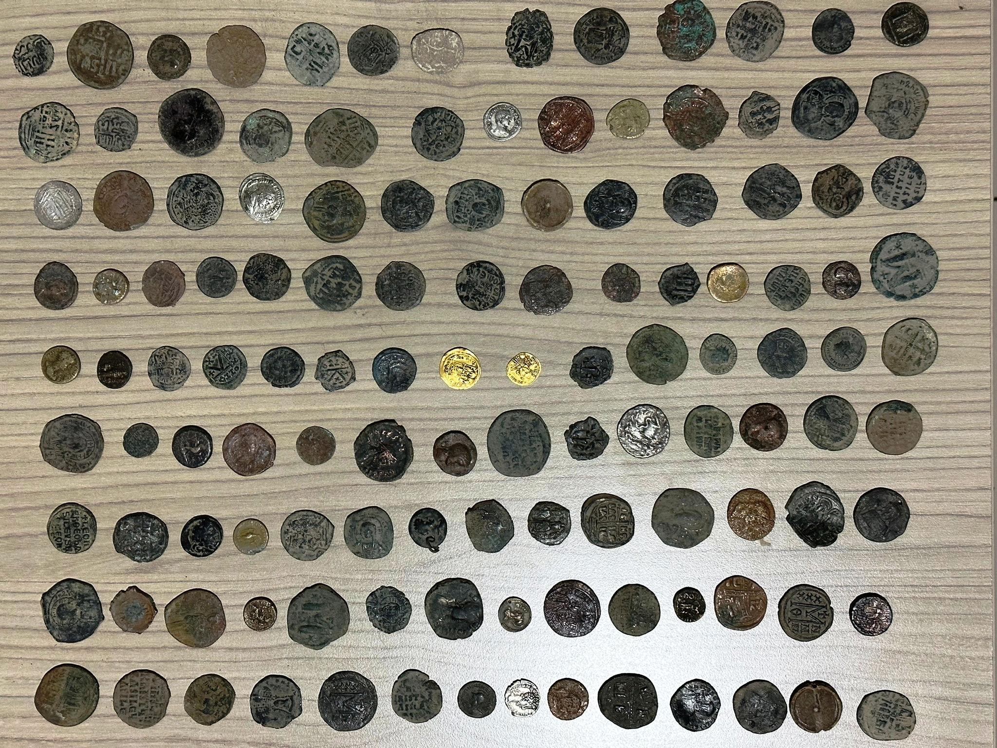 KONYA’DA POLİSİN DURDURDUĞU ARAÇTAN BİNLERCE SİKKE ÇIKTI