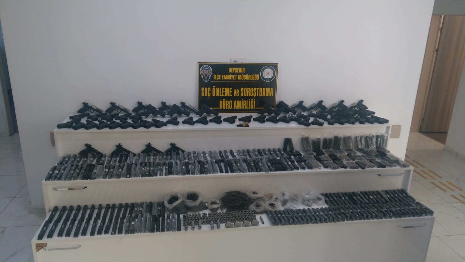 KONYA’DA POLİSİN OPERASYON YAPTIĞI İŞ YERİNDEN CEPHANELİK ÇIKTI!