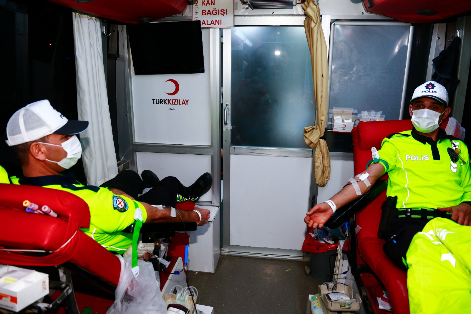 KONYA'DA POLİSLER İFTAR SONRASINDA KAN BAĞIŞINDA BULUNDU