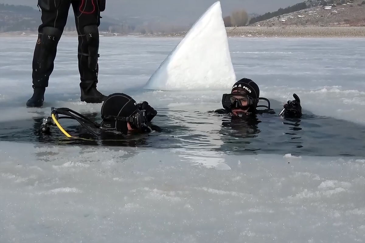 Konya'da "kurbağa adamlar" buz tutan göle dalış yaparak Kadınlar Günü'nü kutladı