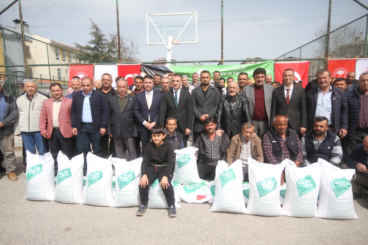 Konya'da "Kuru Fasulye İle Bahar Projesi" kapsamında üreticilere tohum dağıtıld