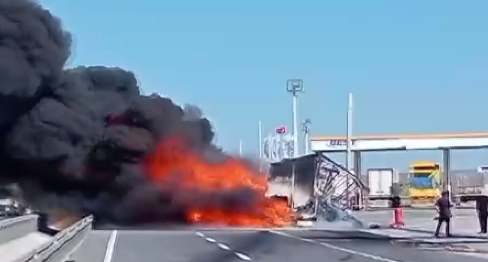 Konya’da refüje çarpan kumaş yüklü TIR alev topuna döndü