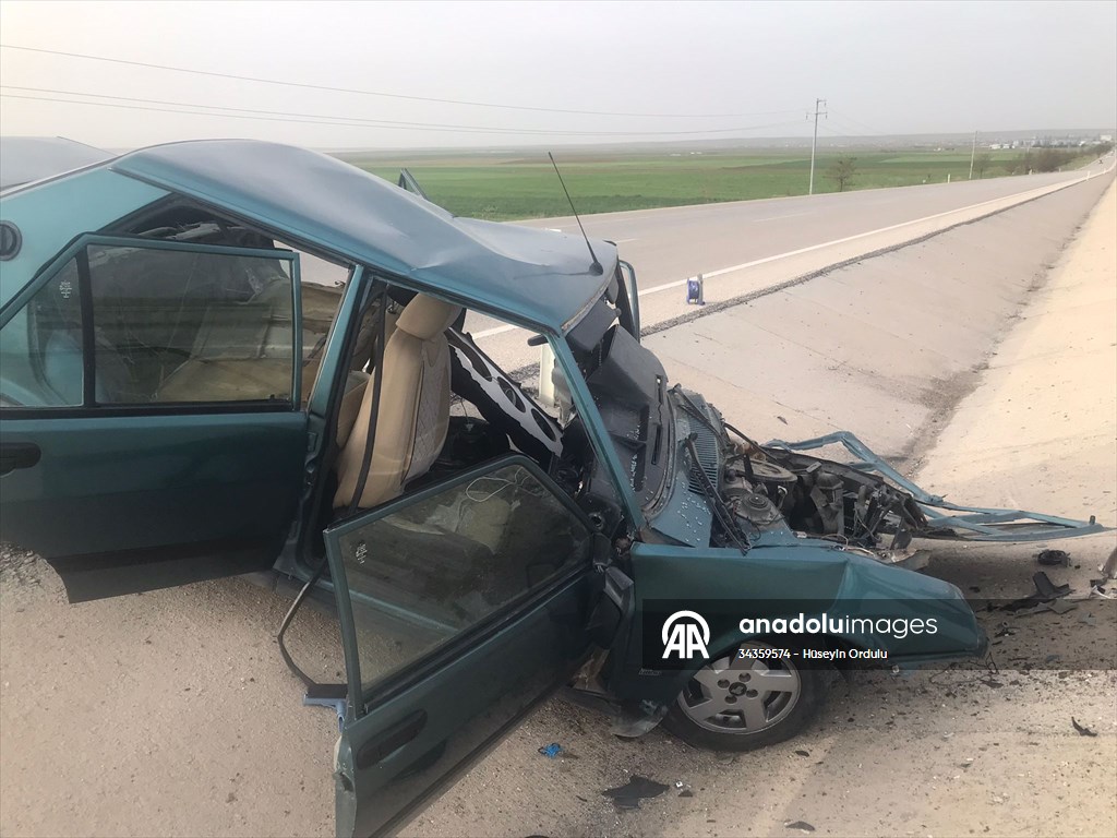 Konya'da refüje çarpan otomobildeki 2 kişi yaralandı