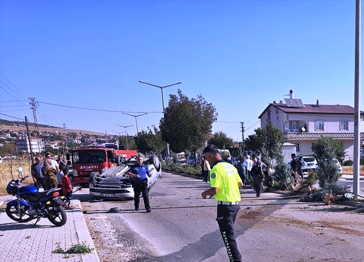Konya'da refüje çarpan otomobilin sürücüsü öldü