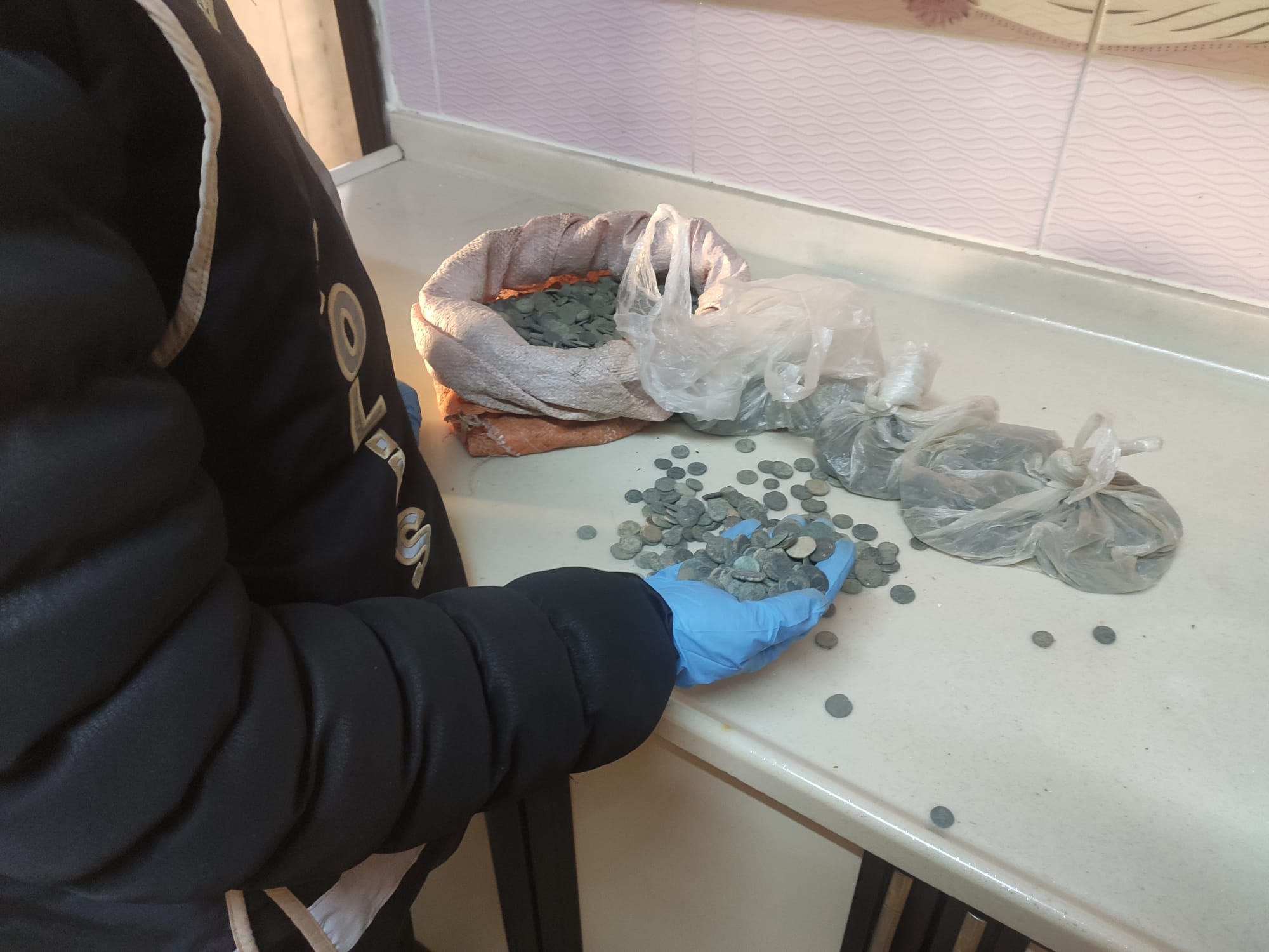 KONYA’DA ROMA VE HELENİSTİK DÖNEME AİT BİNLERCE SİKKE ELE GEÇİRİLDİ