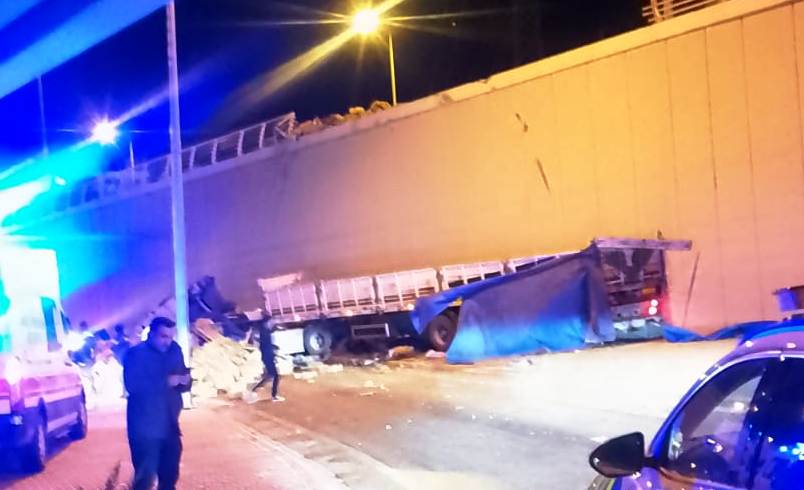 Konya’da  Seyir halindeki  TIR üst geçitten uçtu!