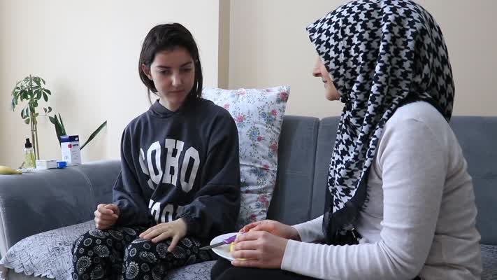 Konya'da Sahipsiz köpeklerden kaçarken otobüsün çarptığı lise öğrencisi zor günler geçiriyor