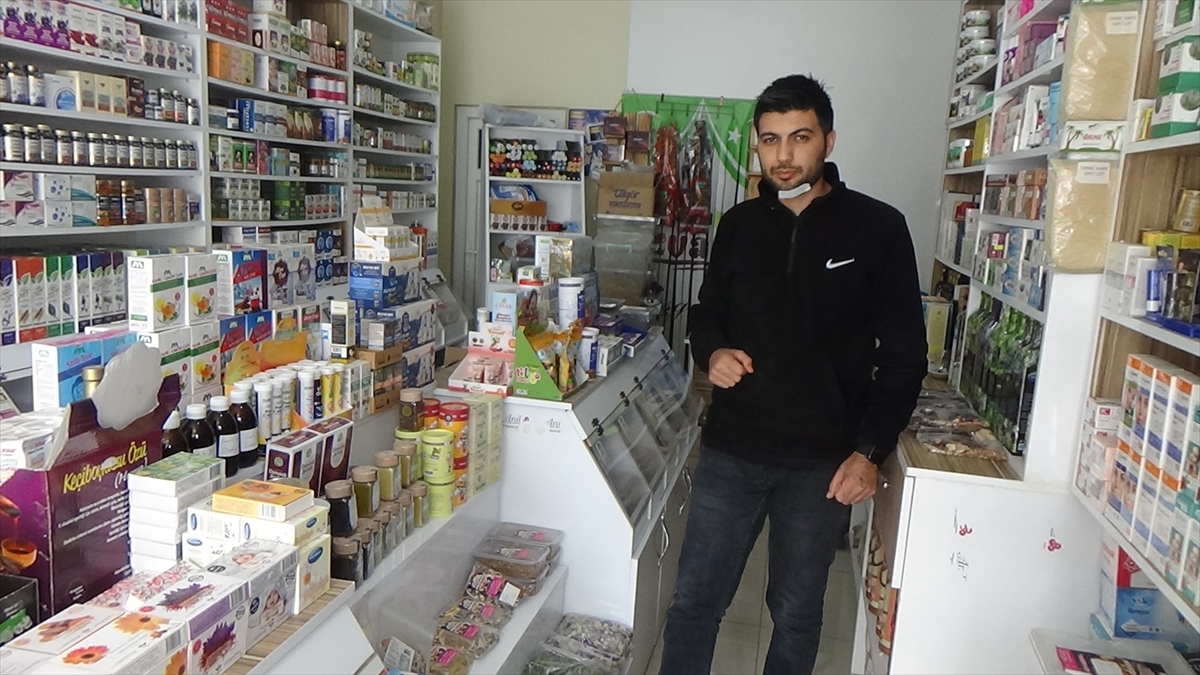 Konya'da sahipsiz köpeklerin bir kişiye saldırması güvenlik kamerasında