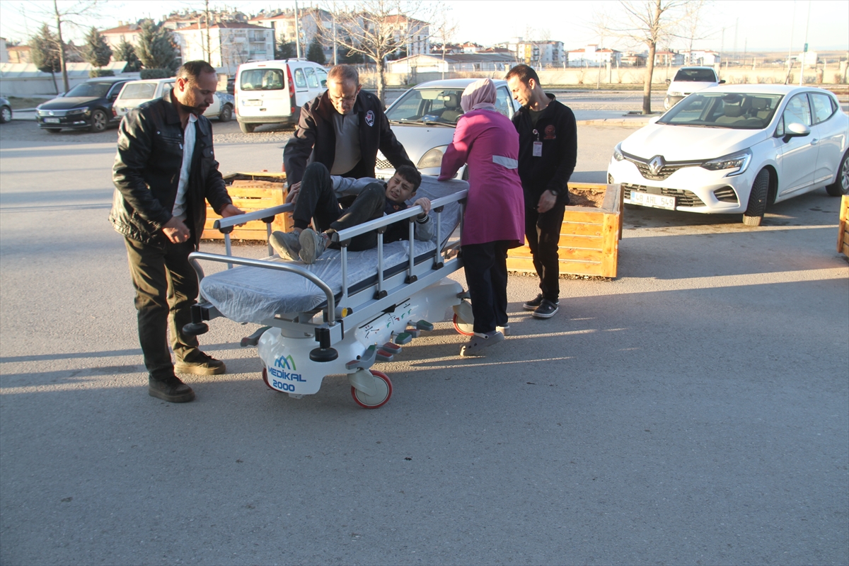 Beyşehir'de sahipsiz köpekten kaçarken düşen çocuk yaralandı