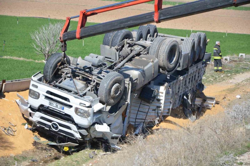 Konya’da şarampole devrilen  buğday yüklü  tırın sürücüsü olay yerinde can verdi