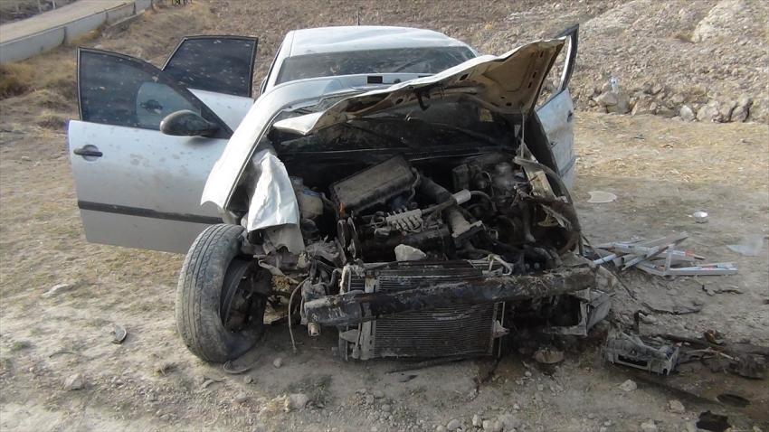 Konya'da şarampole devrilen otomobildeki 2 kişi yaralandı