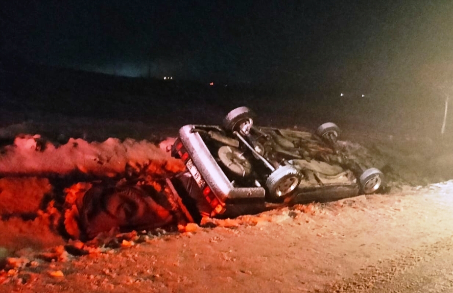 Konya'da şarampole devrilen otomobildeki 4 kişi yaralandı