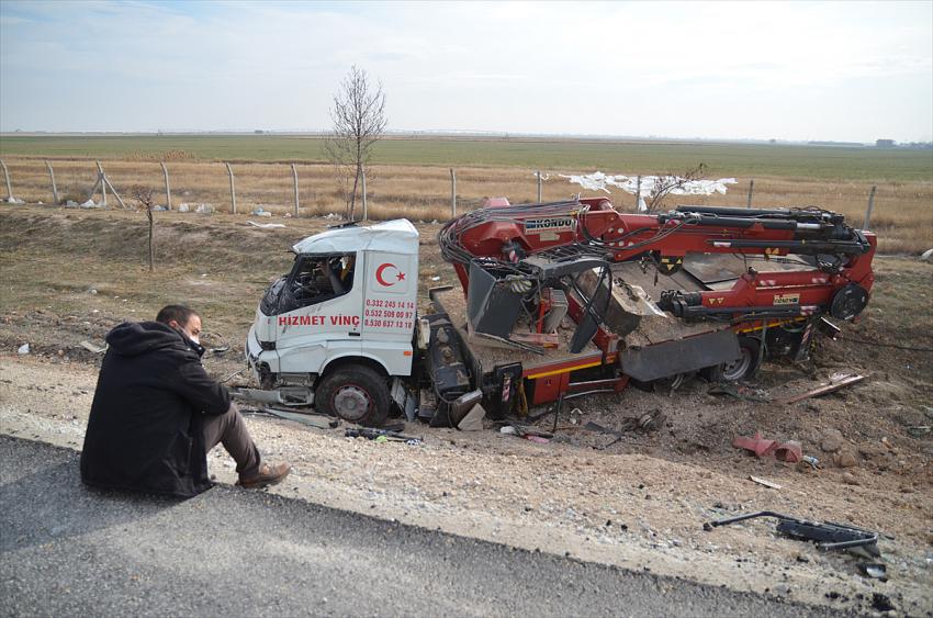 Konya'da şarampole yuvarlanan vincin operatörü ağır yaralandı
